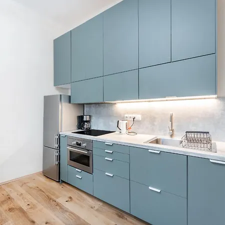 Rentero Smichov Riverside & Station Prag