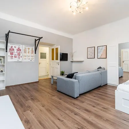 Rentero Smichov Riverside & Station Apartment