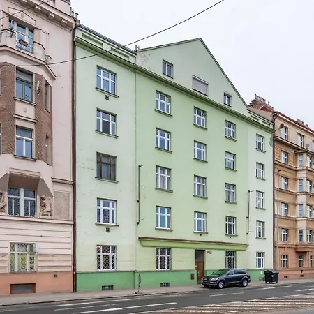 Rentero Smichov Riverside & Station Apartment *